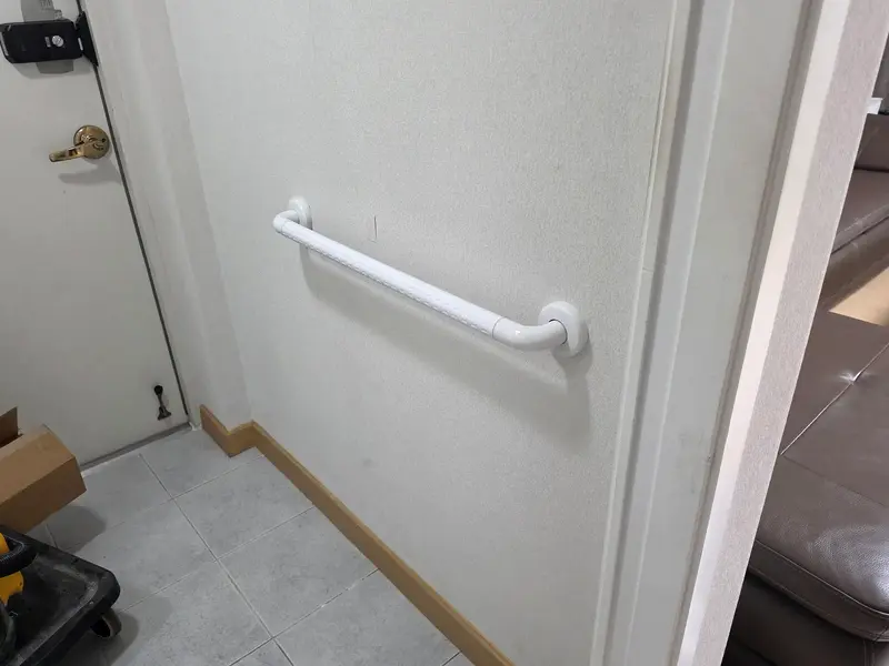 문턱 넘는 순간부터 손잡이 시공 사진 6