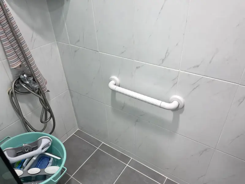 샤워하는 자리 벽 안전바
