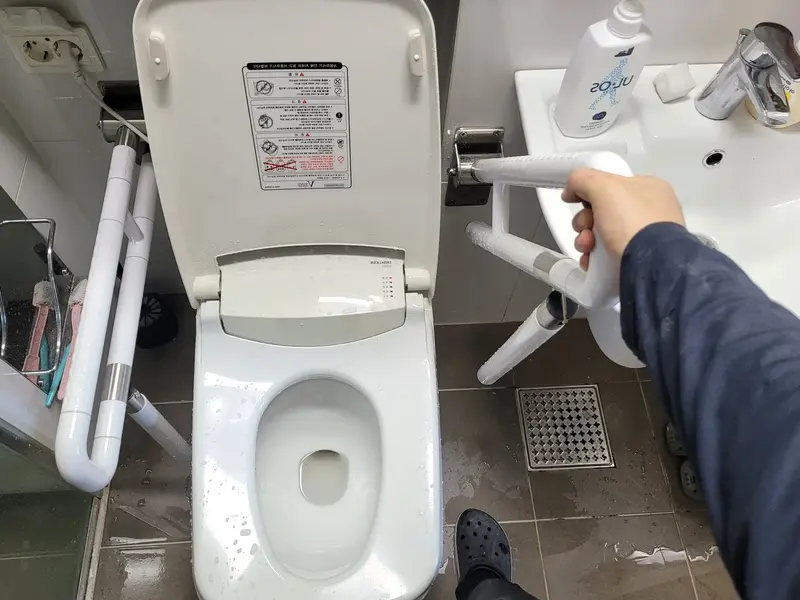 변기 옆 손잡이, 화장실 모양에 맞춰 달아요 시공 사진 4