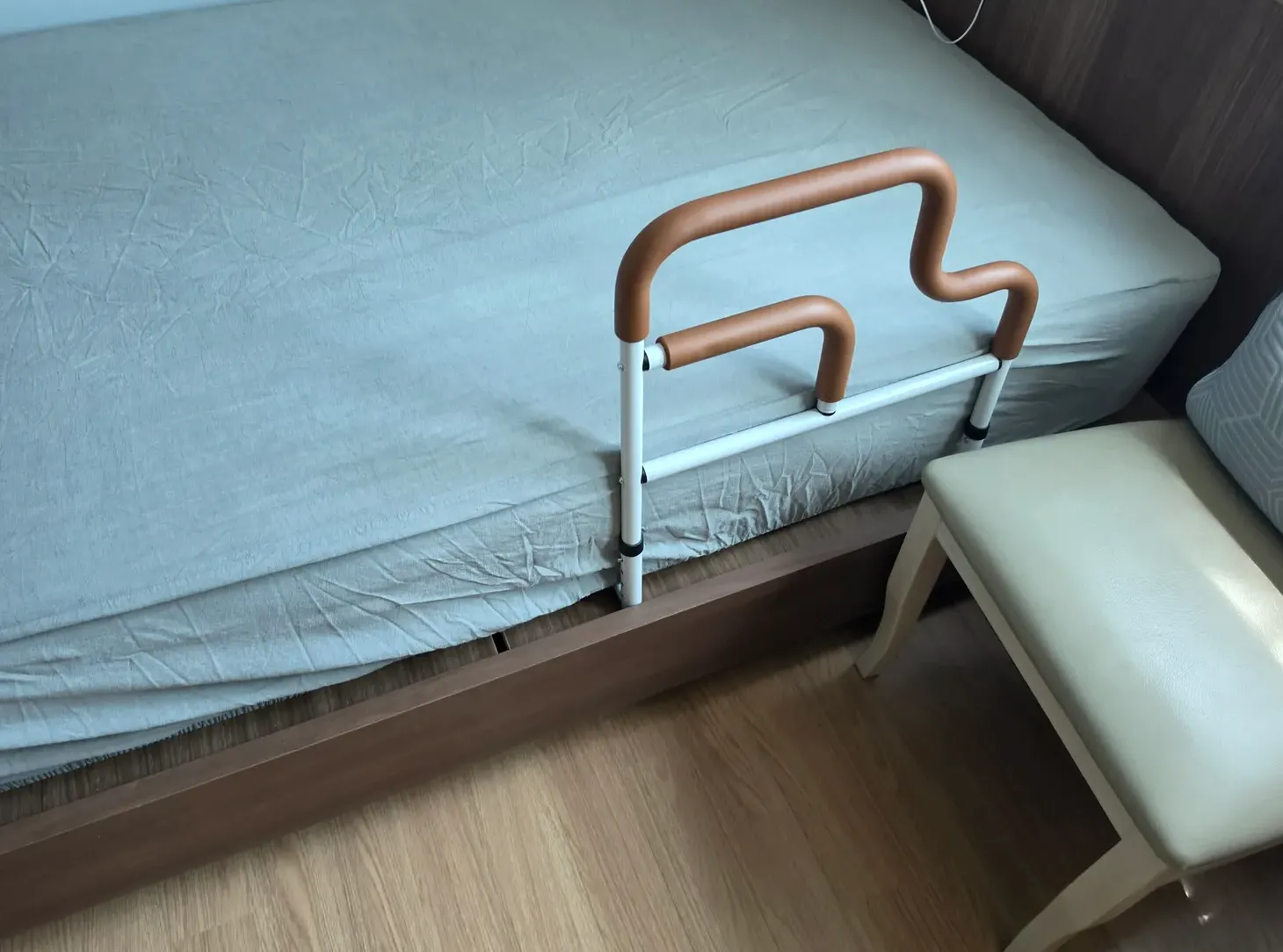 침대에서 떨어지지 않게, 일어설 때 잡게 시공 사진 2