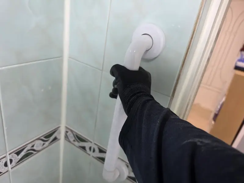 타일이 오래된 화장실에도 단단하게 시공 사진 7