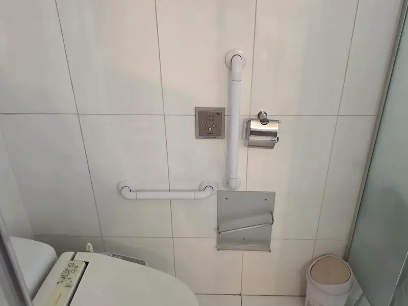 샤워 의자에서 일어날 때 잡는 손잡이 시공 사진 5
