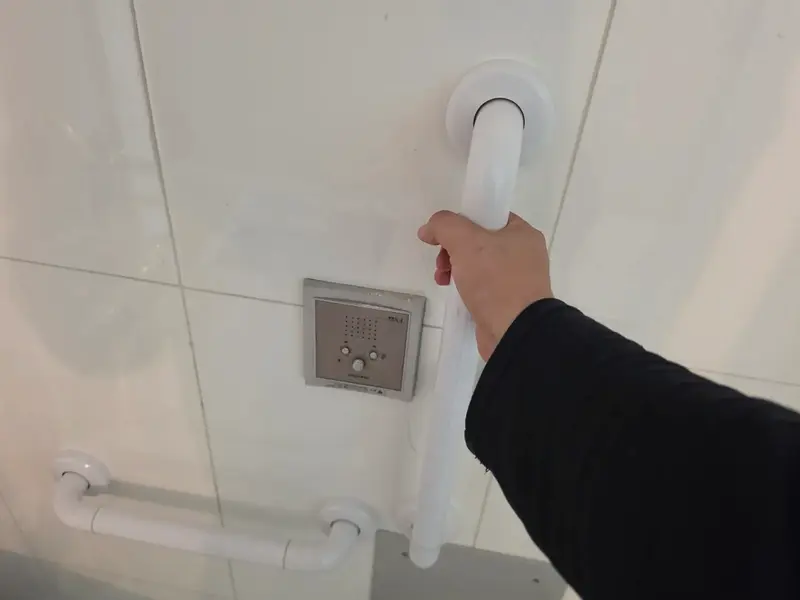 샤워 의자에서 일어날 때 잡는 손잡이 시공 사진 7