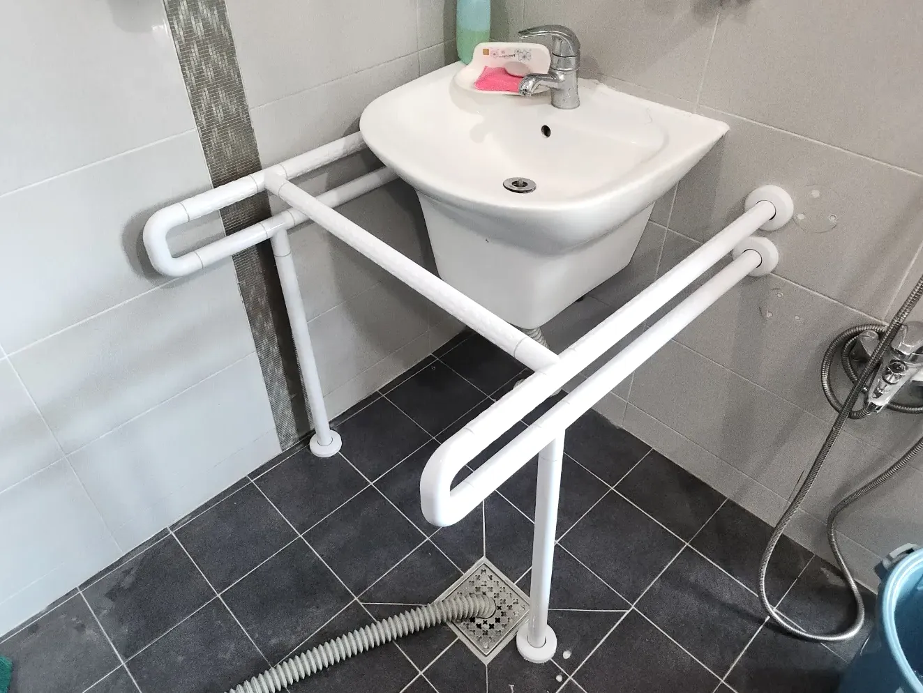 세수할 때 짚는 세면대 옆 손잡이 시공 사진 1