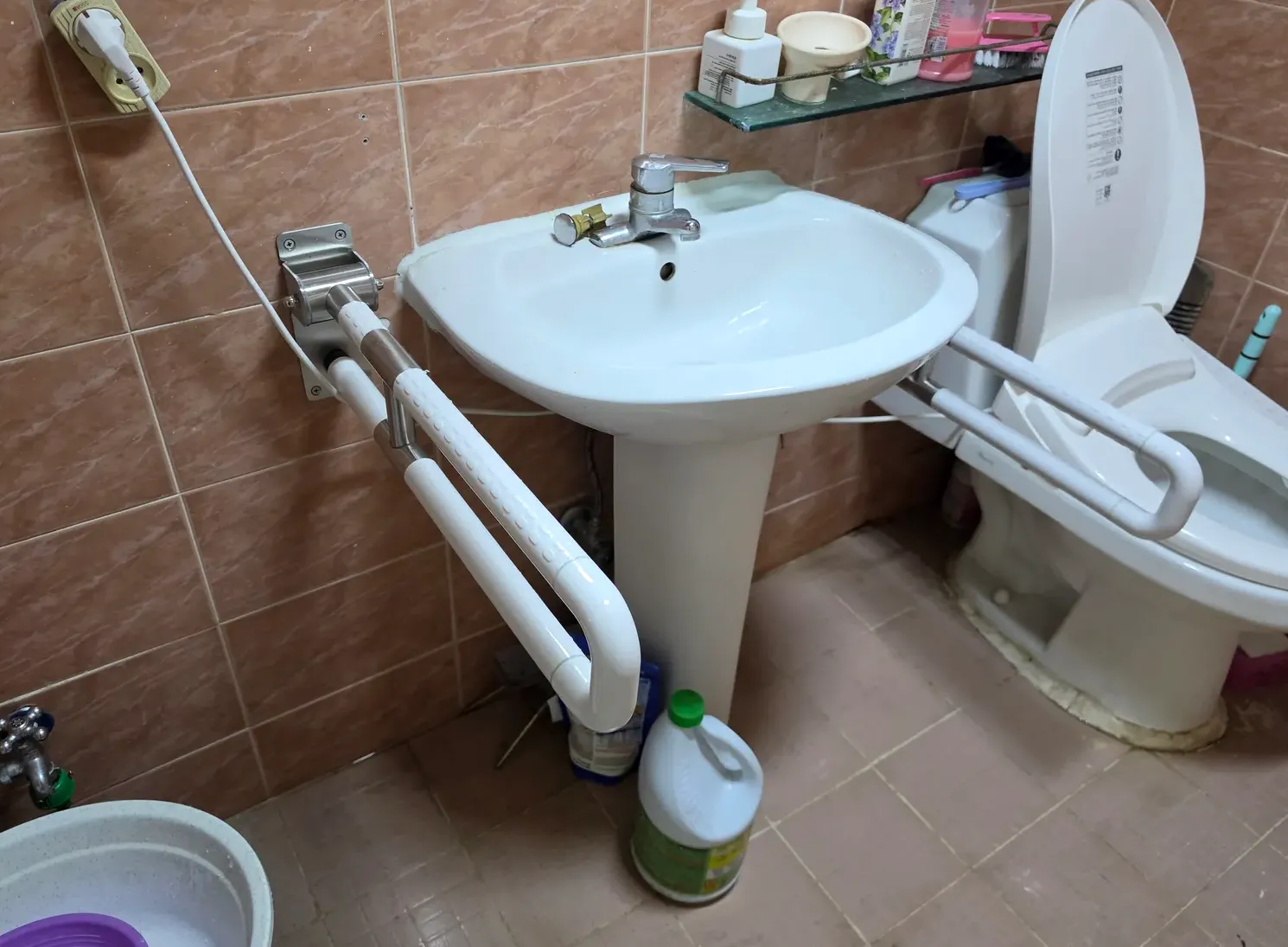 세수할 때 짚는 세면대 옆 손잡이 시공 사진 2