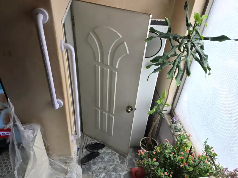 타일 벽뿐인 빌라 계단, 양쪽에 손잡이 시공 사진 6